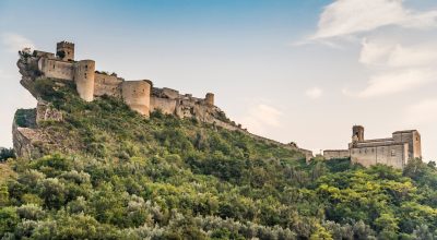 IL COMPLESSO DEL CASTELLO MEDIEVALE DI ROCCASCALEGNA